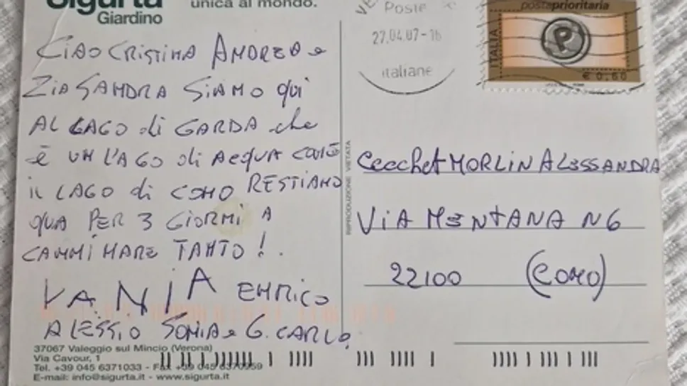 Il testo della cartolina scritto dalla pronipote 18 anni fa