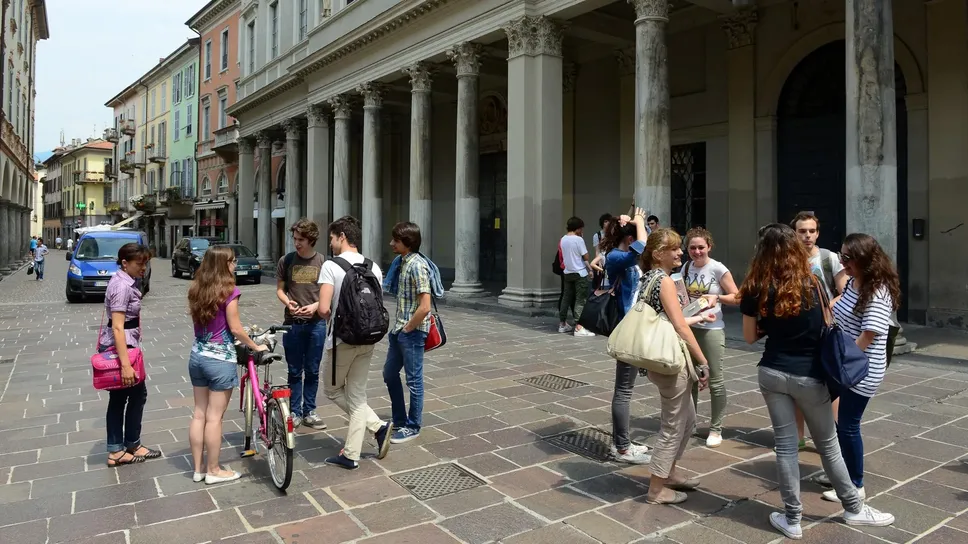 Studenti all’uscita del liceo Volta