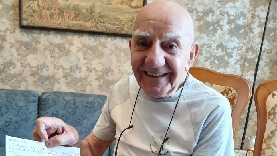 Angelo Tenconi con la storia della sua prima gara scritta  a   mano