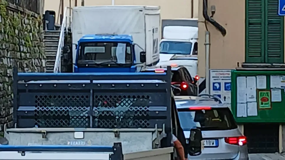 Il traffico nella strettoia di Sala Comacina, scena ormai quotidiana