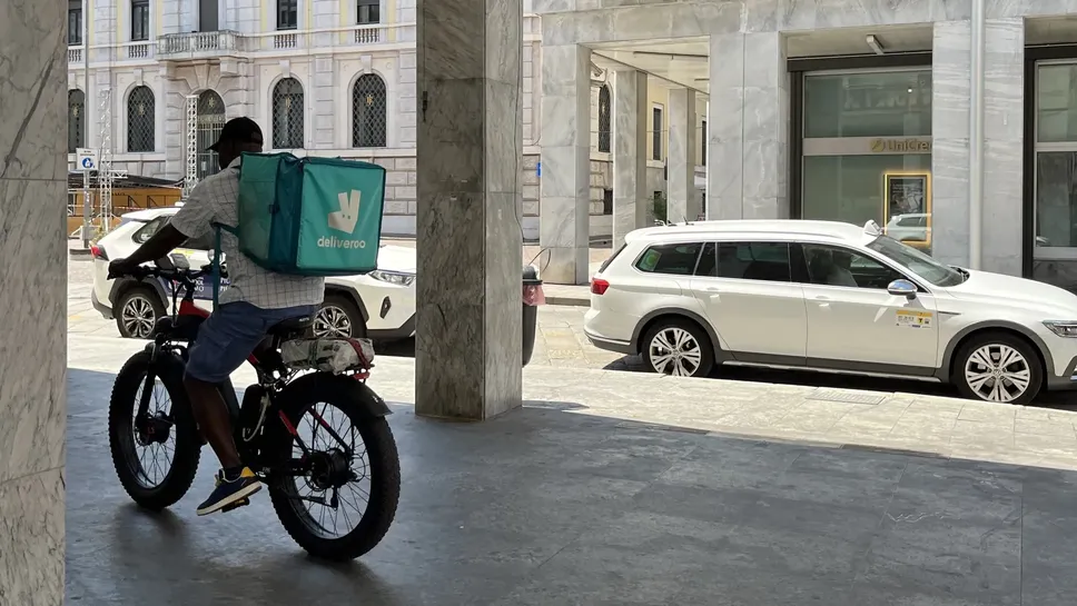 Spesso i rider utilizzano bici modificate per spostarsi più velocemente e fare più consegne a fronte di una bassissima retribuzione