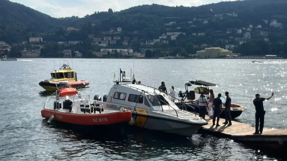 L’intervento di soccorso questo pomeriggio sulle acque del lago di fronte a Villa Geno