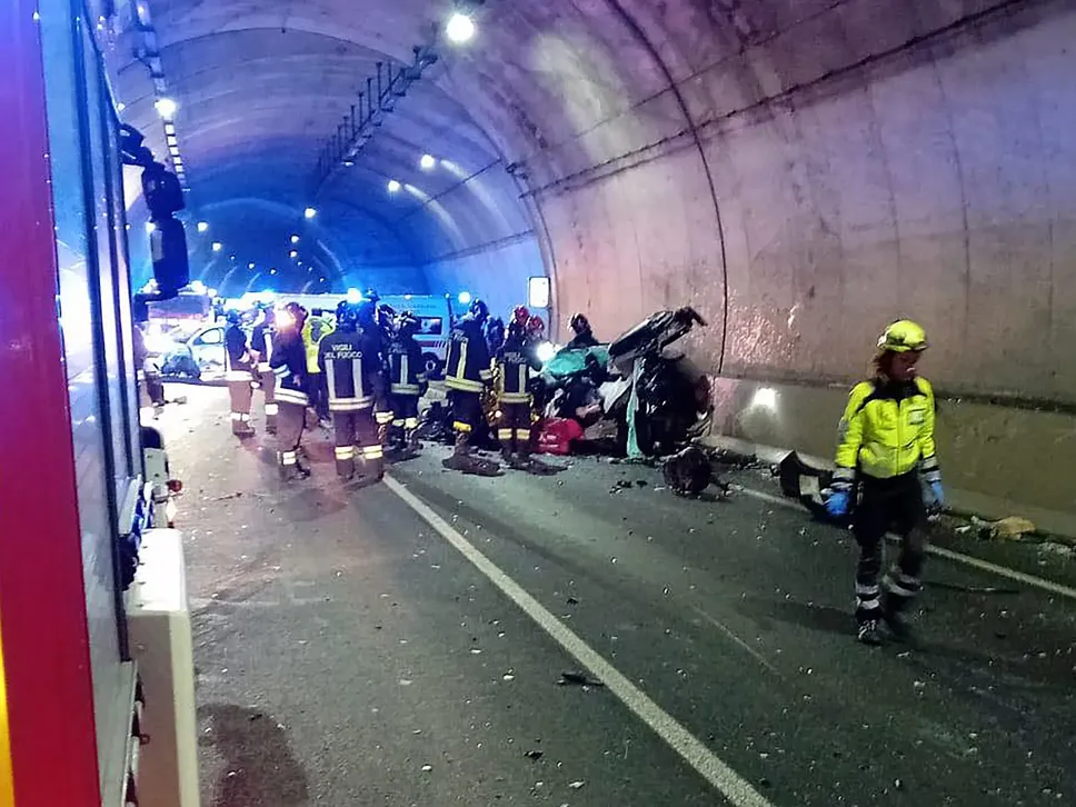 I soccorsi sotto il tunnel di Pusiano I soccorsi sotto il tunnel di Pusiano