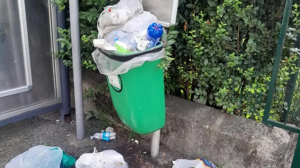 Cestino a Luisago con i sacchi dell’immondizia Cestino a Luisago con i sacchi dell’immondizia