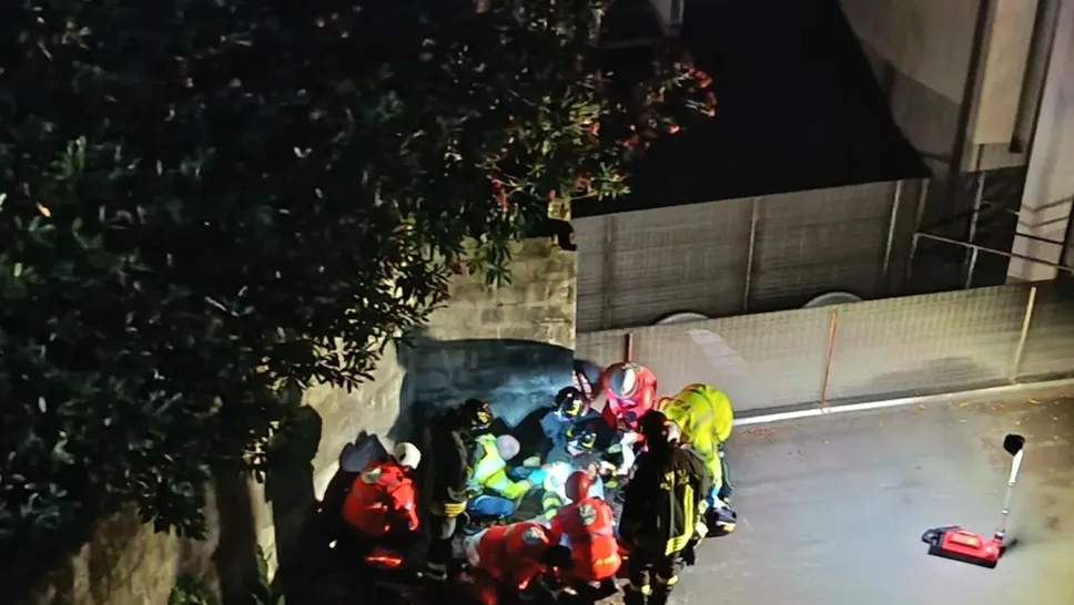 I soccorsi hanno dovuto tranquillizzare il 27enne che, dopo essersi gettato oltre la ringhiera della strada, ha provato a buttarsi ancora più giù, verso il lago