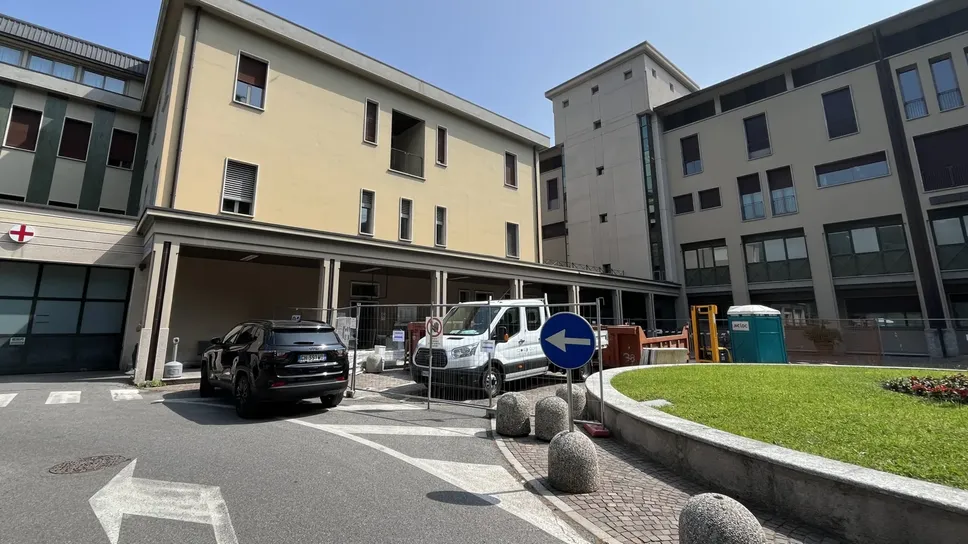 I lavori al pronto soccorso dell’ospedale di Erba e, nel tondo, il nuovo primario di ortopedia, Tiziano Villa