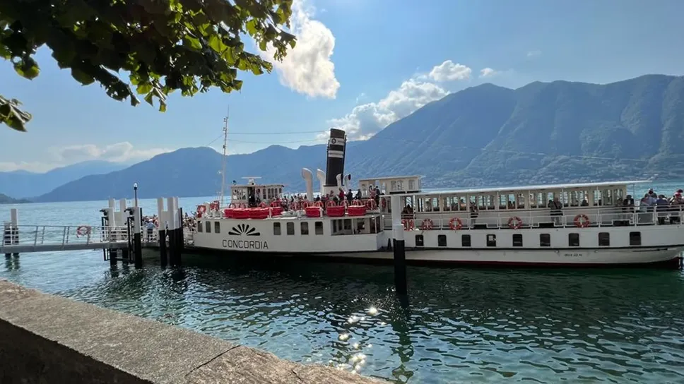 L’arrivo del piroscafo a vapore è uno spettacolo tanto per chi è a bordo quanto per chi sta a riva