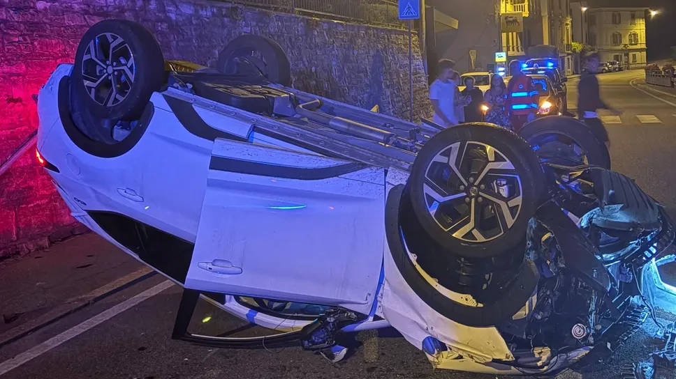 L’auto ribaltata lungo la Regina a Tremezzo L’auto ribaltata lungo la Regina a Tremezzo