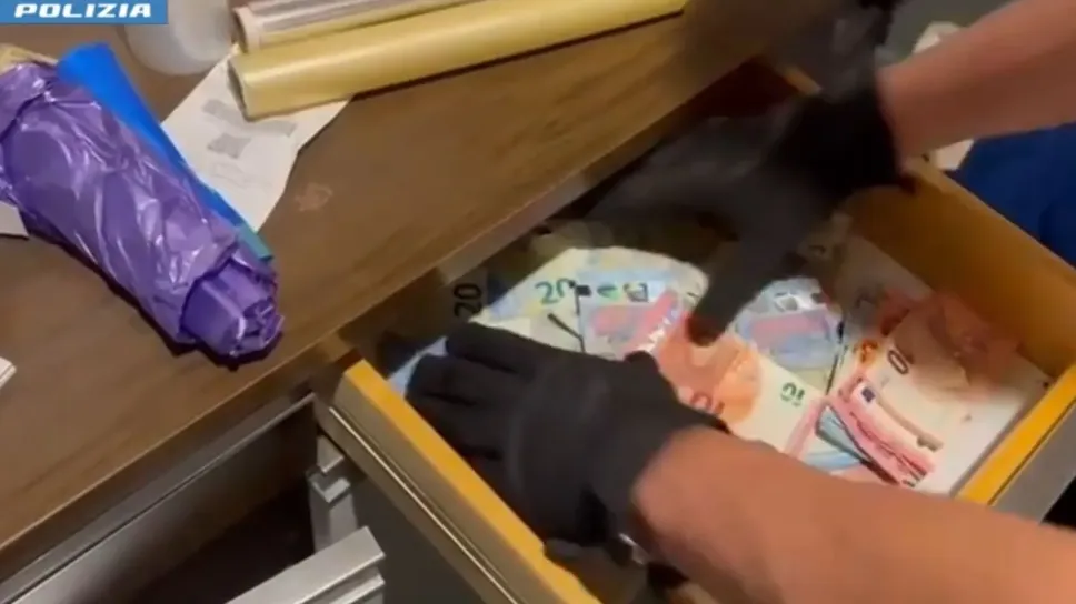 I contanti sequestrati durante l’operazione della Polizia I contanti sequestrati durante l’operazione della Polizia