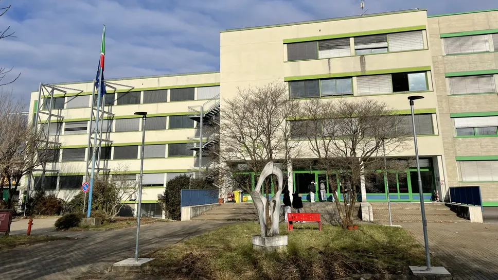 L’esterno del liceo Fermi di Cantù L’esterno del liceo Fermi di Cantù
