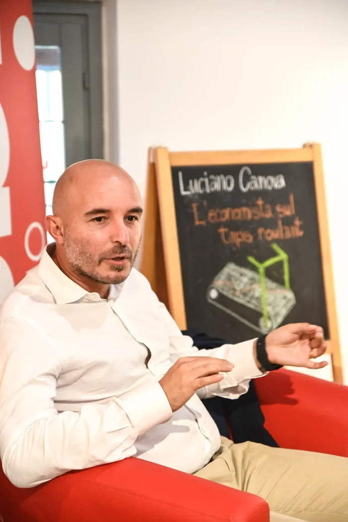 Luciano Canova è un economista e insegna alla scuola Enrico Mattei