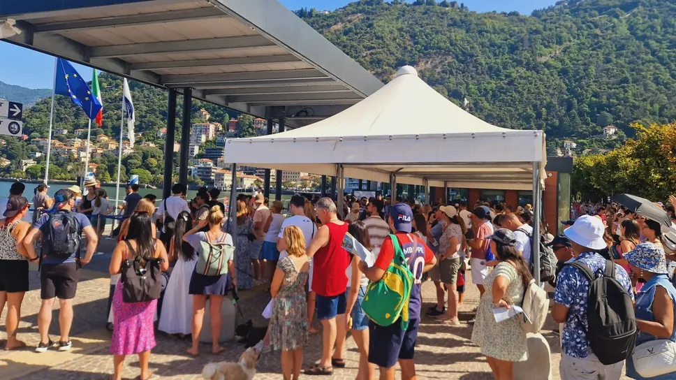 I turisti sul lago di Como sono sempre di più e con loro aumentano anche le case vacanza