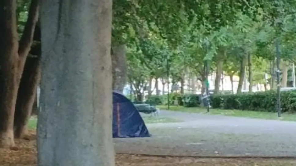 La tenda abusiva in viale Varese La tenda abusiva in viale Varese