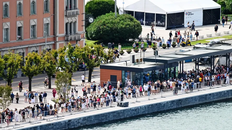 La lunga coda di turisti alla biglietteria della Navigazione in centro a Como