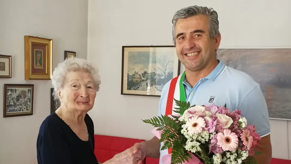 Vida Beltram, 105 anni, con il sindaco Luciano Pizzutto