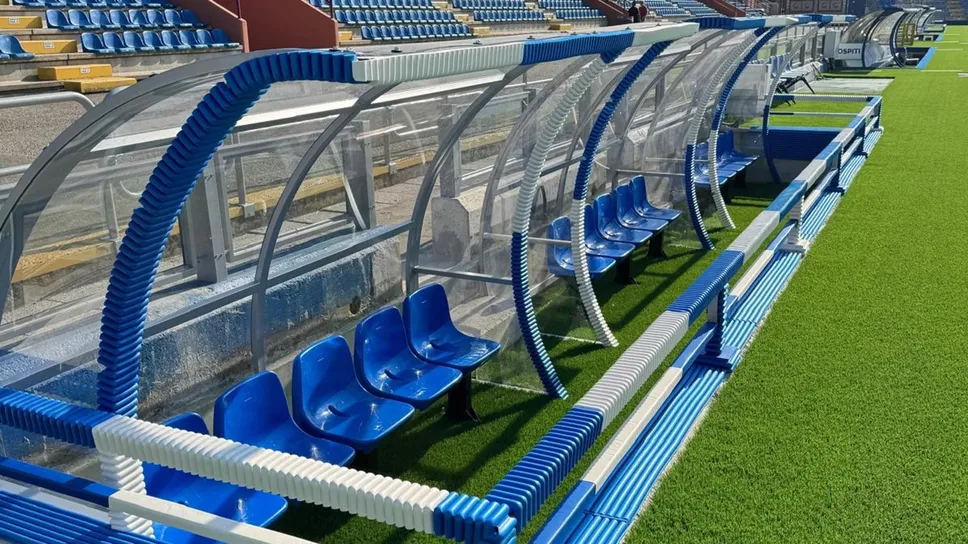Le panchine per gli ospiti