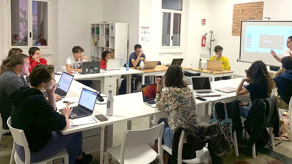 Una vista della sala studio de Lo Snodo, all’ìnterno della stazione di Piazza Padania