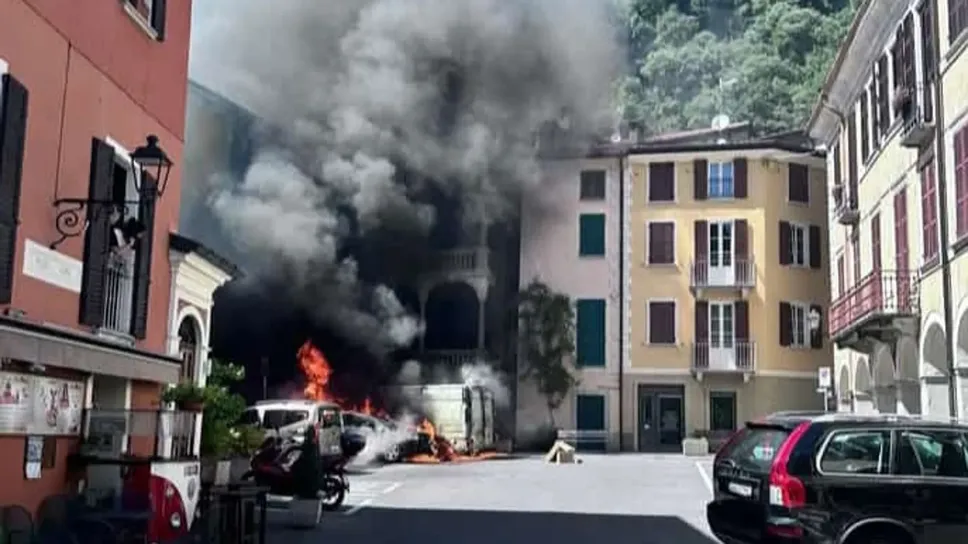 Le auto incendiate in piazza Roma a San Mamete Le auto incendiate in piazza Roma a San Mamete