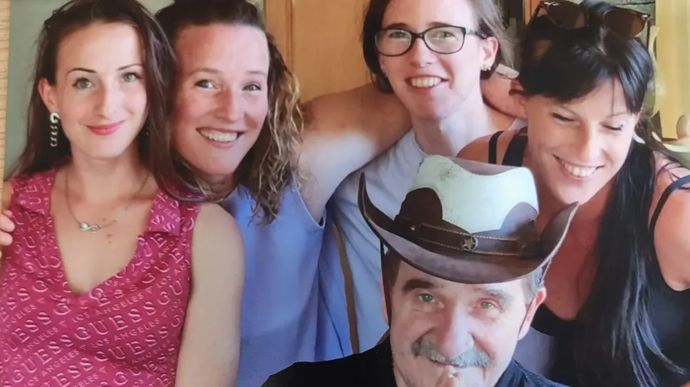 Le sorelle Marta, Gloria, Paola e Vittoria con il papà Giuseppe Nespoli che nel 1982 ha avviato l’attività Le sorelle Marta, Gloria, Paola e Vittoria con il papà Giuseppe Nespoli che nel 1982 ha avviato l’attività