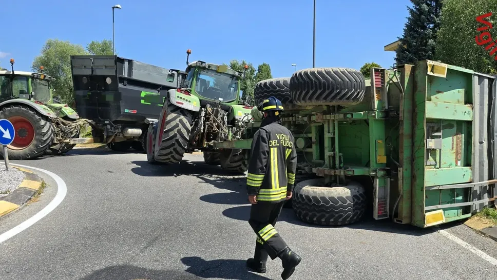 Il rimorchio ribaltato e l’intervento dei vigili del fuoco Il rimorchio ribaltato e l’intervento dei vigili del fuoco