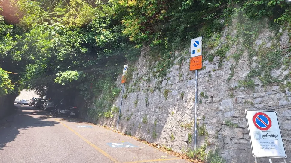I parcheggi eliminati nella parte alta dopo la curva I parcheggi eliminati nella parte alta dopo la curva