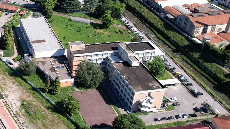 Una ripresa aerea dell’istituto Romagnosi di Erba, scuola superiore con oltre seicento studenti (Bartesaghi) Una ripresa aerea dell’istituto Romagnosi di Erba, scuola superiore con oltre seicento studenti (Bartesaghi)