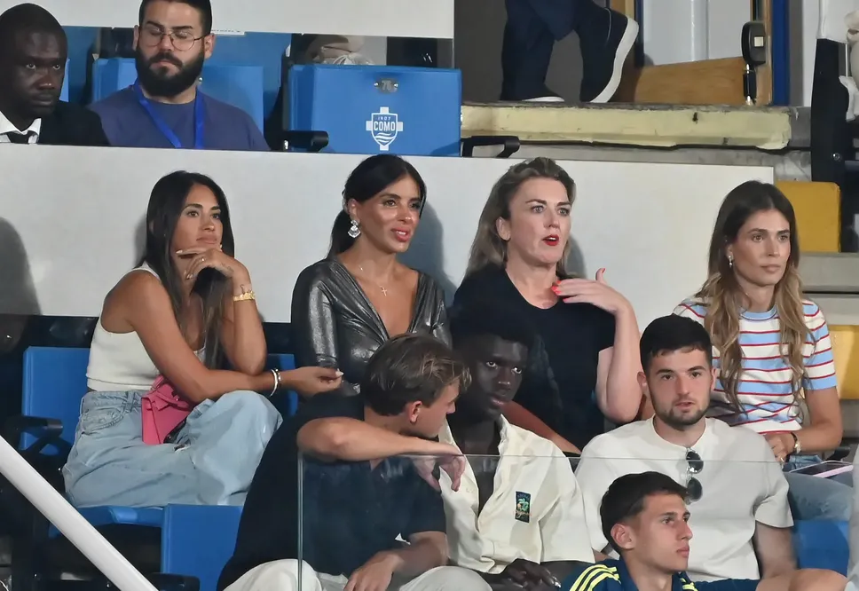 La moglie di Messi a all’estrema sinistra