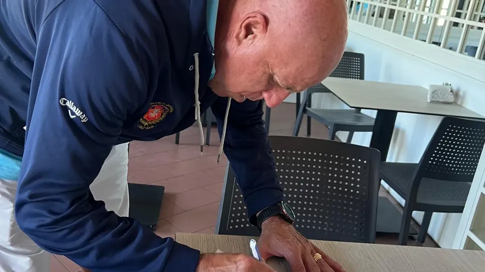 Il presidente dell’associazione Albergatori Luca Leoni mentre firma la petizione per la viabilità lungo la Regina Il presidente dell’associazione Albergatori Luca Leoni mentre firma la petizione per la viabilità lungo la Regina