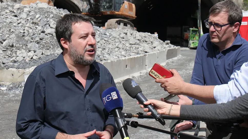 Il ministro Matteo Salvini mentre parla con i giornalisti nella visita del maggio 2024 Il ministro Matteo Salvini mentre parla con i giornalisti nella visita del maggio 2024
