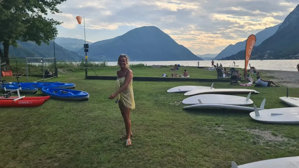 La volontaria di All Sport Ceresio Francesca Strada   sulla spiaggia di Porto Letizia a Porlezza
