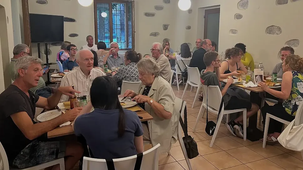 Un momento della serata organizzata da Noi Genitori nell’ex cooperativa di Castelmarte  (Bartesaghi)