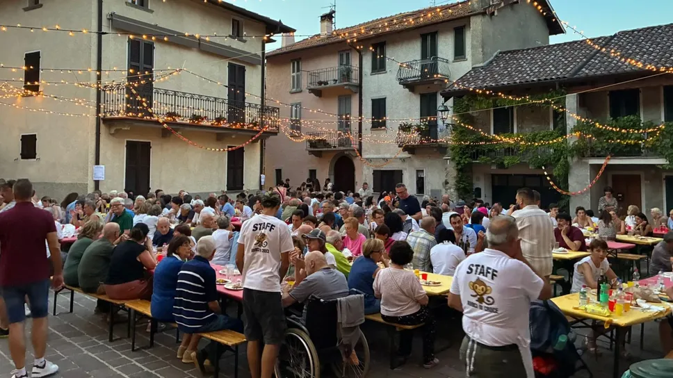 Un’immagine della festa in piazza all’origine della polemica, tratta dalla pagina social del gruppo Un’immagine della festa in piazza all’origine della polemica, tratta dalla pagina social del gruppo