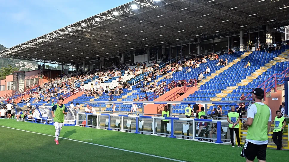 Una porzione della tribuna centrale con pochi spettatori Una porzione della tribuna centrale con pochi spettatori