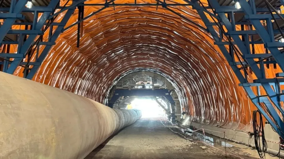I lavori all’interno della galleria principale Comacina sul fronte di Colonno: si sta procedendo a rilento ormai da molti mesi I lavori all’interno della galleria principale Comacina sul fronte di Colonno: si sta procedendo a rilento ormai da molti mesi