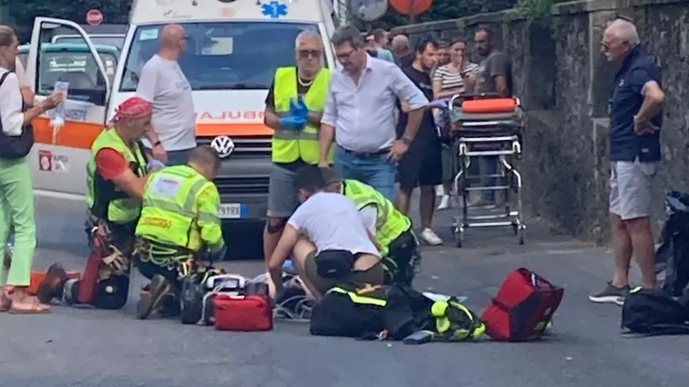 I soccorsi al ragazzo ferito dopo essere caduto dalla bicicletta I soccorsi al ragazzo ferito dopo essere caduto dalla bicicletta