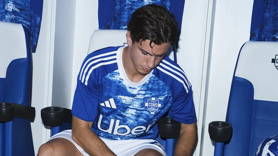 La maglia 2025/26 del Como 1907 La maglia 2025/26 del Como 1907