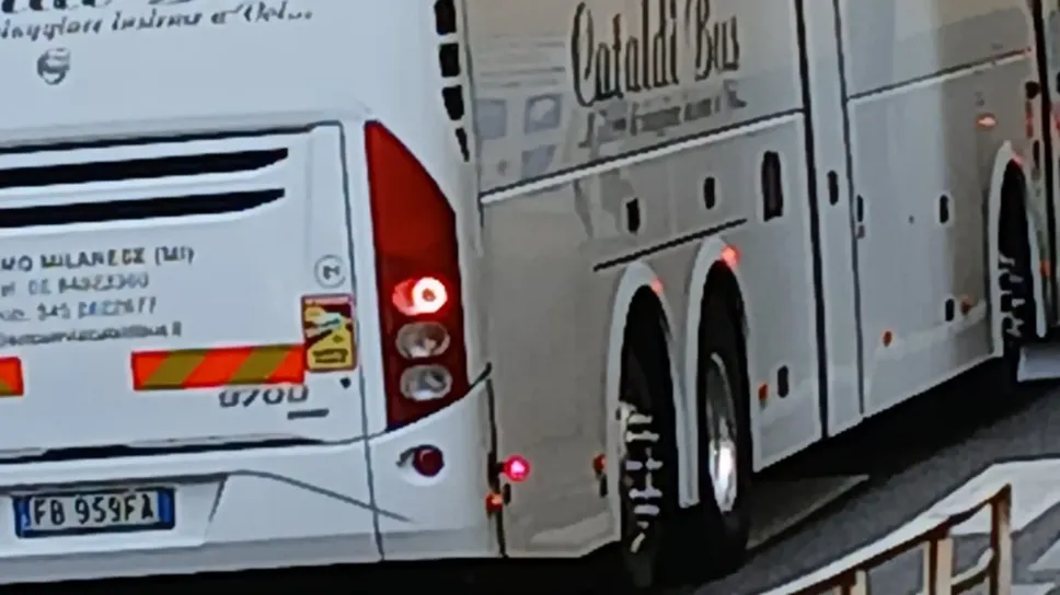 Il passaggio di un bus turistico a Sala Comacina Il passaggio di un bus turistico a Sala Comacina