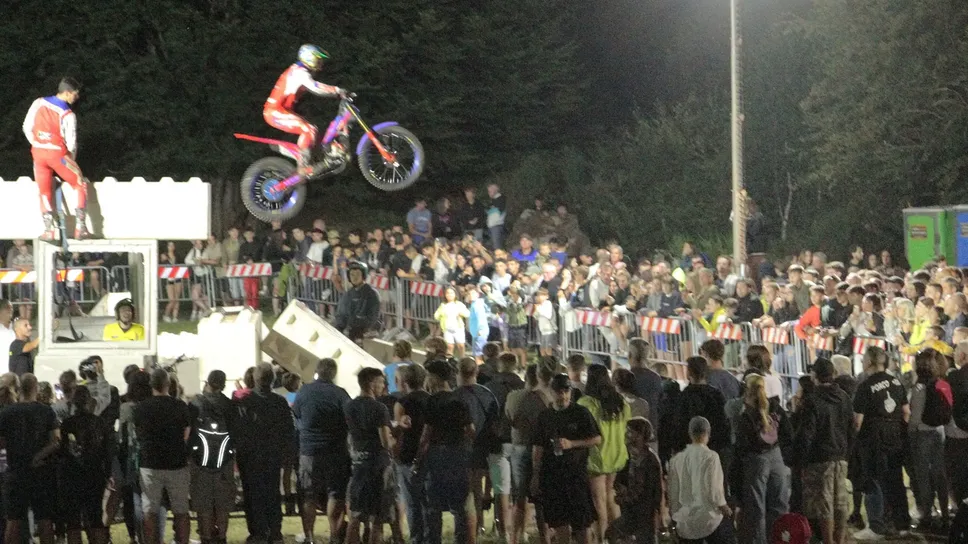 Un momento delle esibizioni dei grandi campioni del trial (Foto Selva) Un momento delle esibizioni dei grandi campioni del trial (Foto Selva)