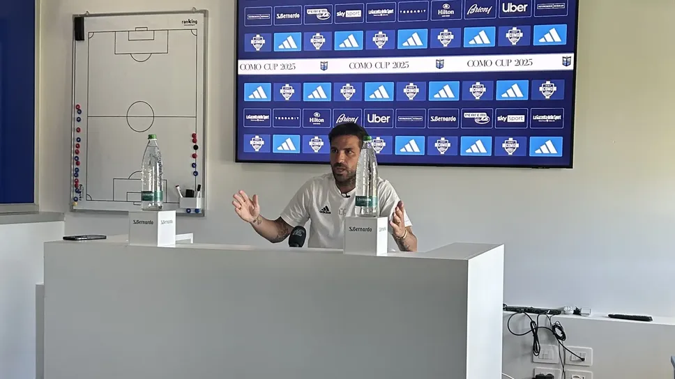 Un momento della conferenza stampa di Cesc Fabregas