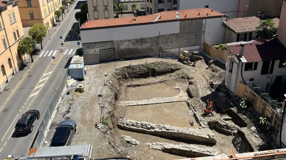Il cantiere è situato di fronte all’ospedale Valduce e vicino al complesso termale in uso dalla seconda metà del I secolo d.C. alla fine del III secolo Il cantiere è situato di fronte all’ospedale Valduce e vicino al complesso termale in uso dalla seconda metà del I secolo d.C. alla fine del III secolo