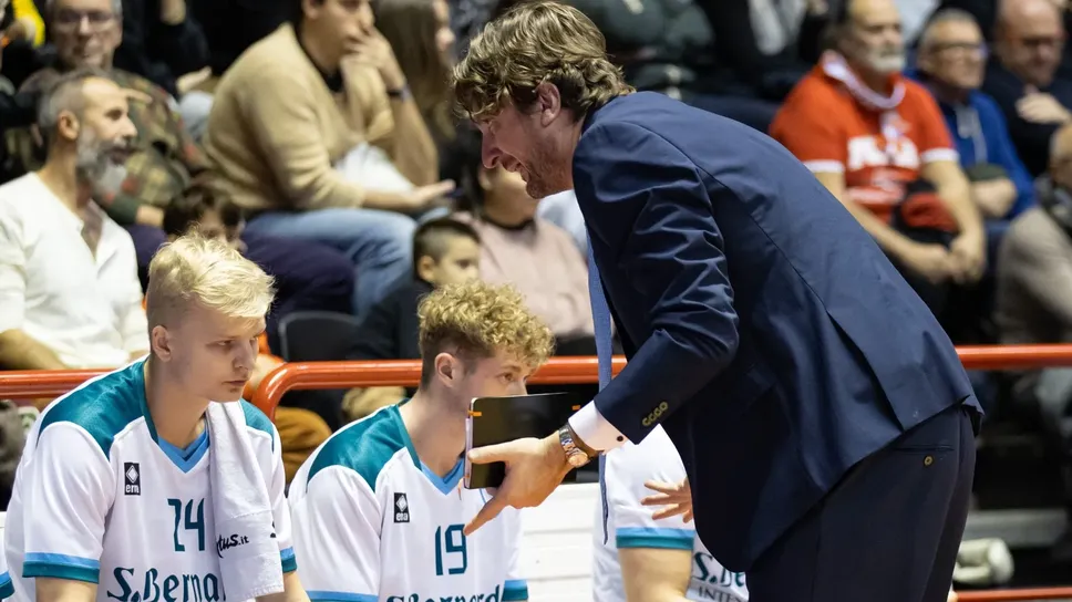 Anche Michele Carrea, vice allenatore dell’Acqua S.Bernardo Cantù, sembra voler “catechizzare” un pensieroso Joonas Riismaa Anche Michele Carrea, vice allenatore dell’Acqua S.Bernardo Cantù, sembra voler “catechizzare” un pensieroso Joonas Riismaa