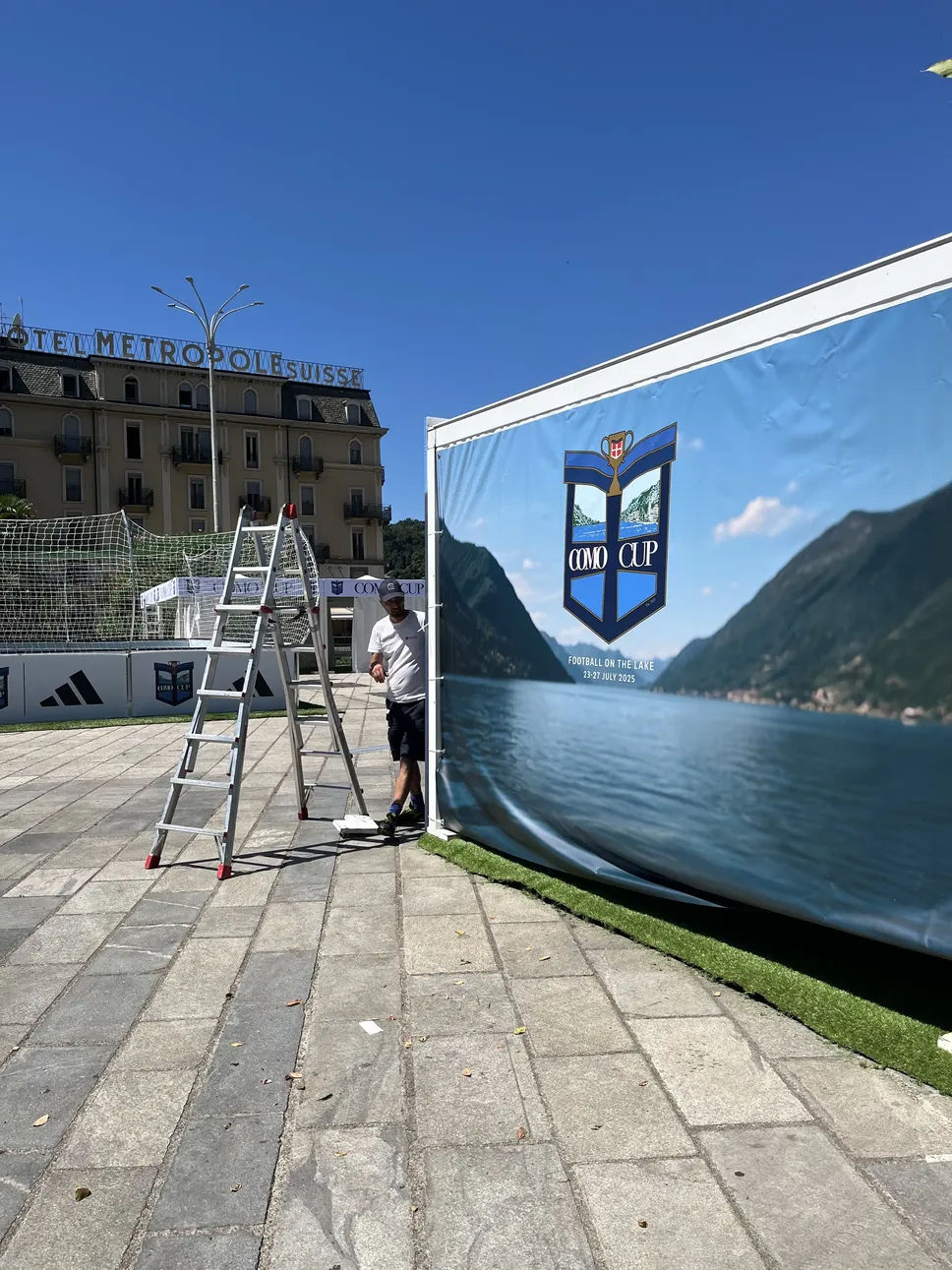 La piazza in fase di allestimento per la Como Cup