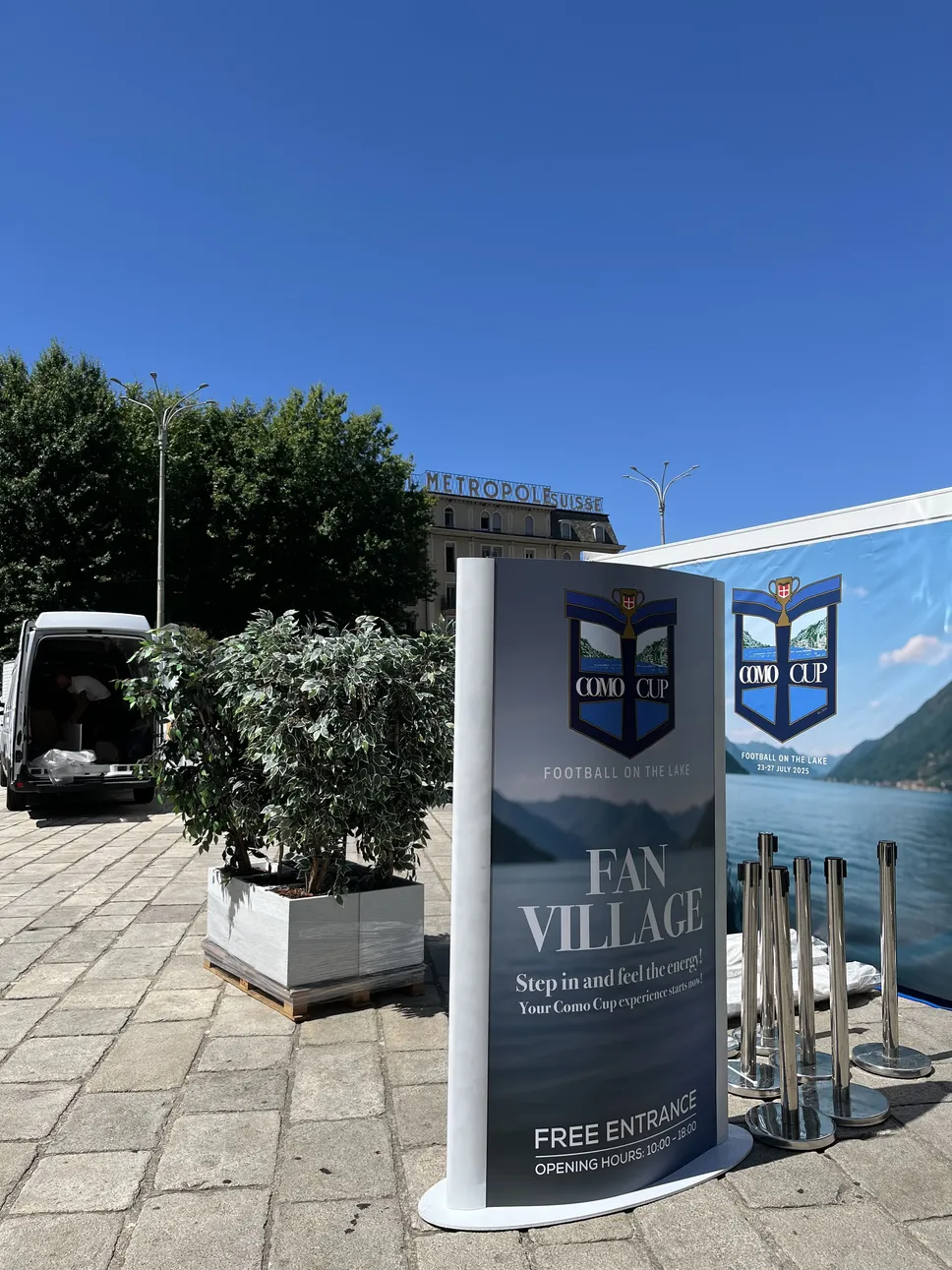 La piazza in fase di allestimento per la Como Cup