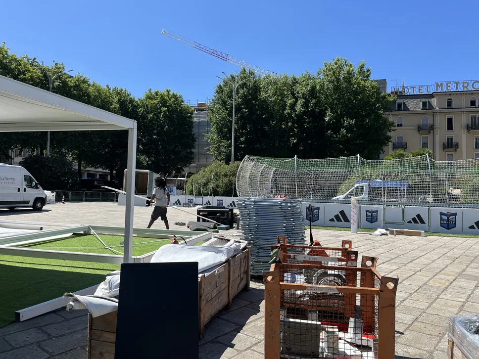 La piazza in fase di allestimento per la Como Cup