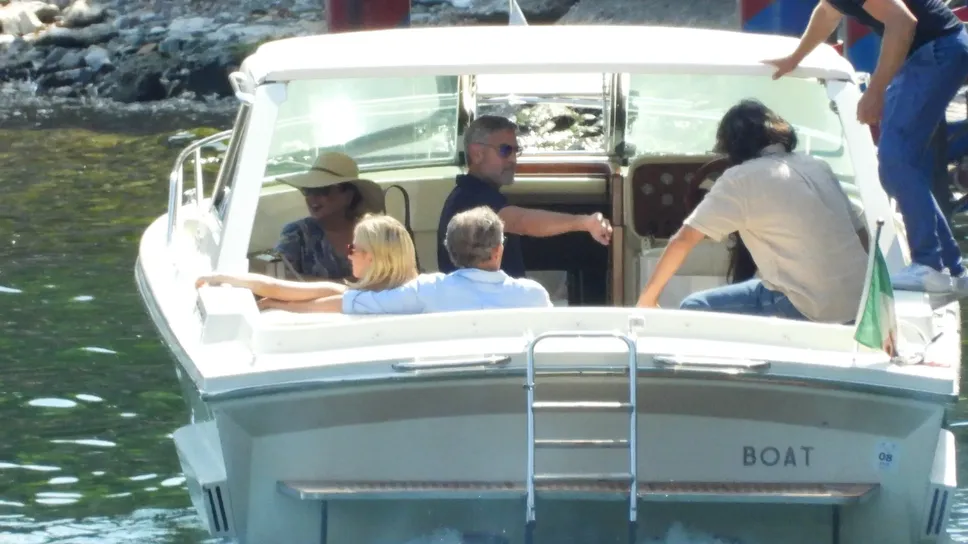 George Clooney in barca sul lago di Como (Archivio) George Clooney in barca sul lago di Como (Archivio)