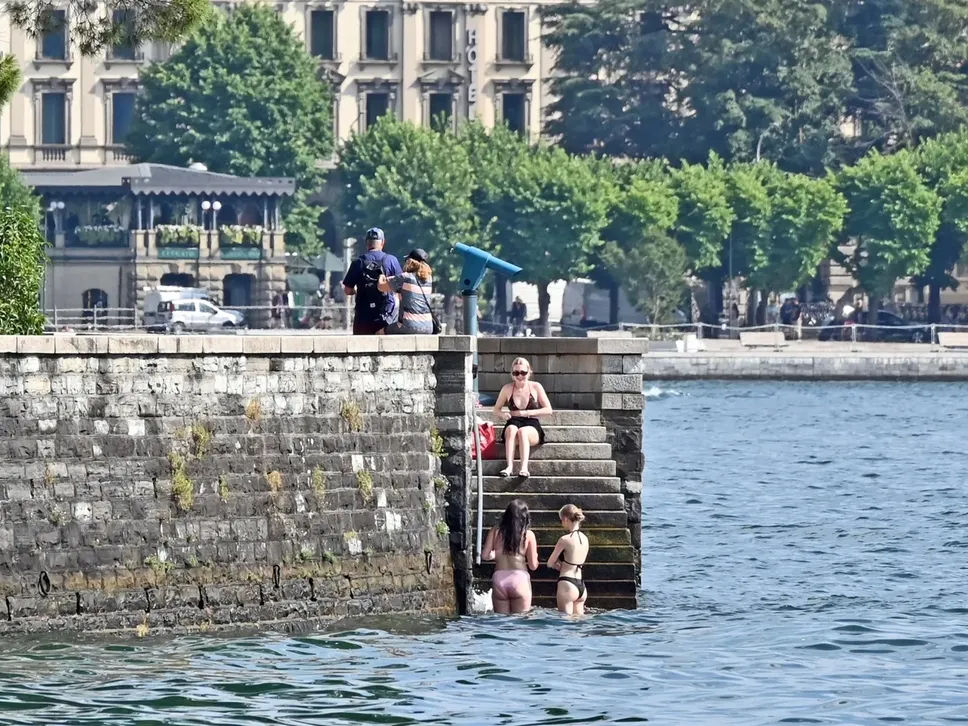 Il caldo di quest’estate ha portato molti turisti a tuffarsi nel lago in punti... insoliti e di certo non balneabili