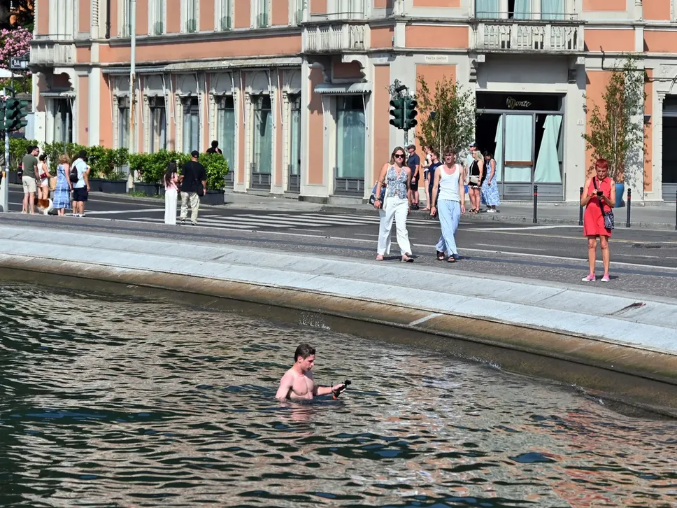 Il caldo di quest’estate ha portato molti turisti a tuffarsi nel lago in punti... insoliti e di certo non balneabili