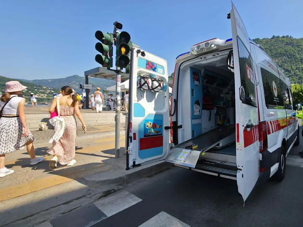 Intervento della Croce Rossa sul lungolago per soccorrere turisti che si sono sentiti male per via del caldo