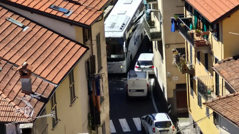 Un pullman alle prese con la strettoia di Colonno Un pullman alle prese con la strettoia di Colonno