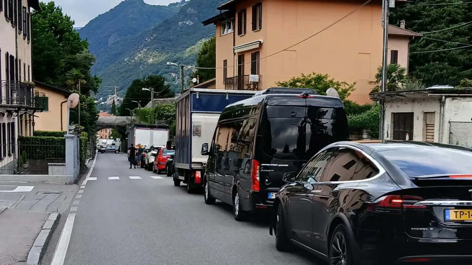 Automobilisti scesi dalle auto per la disperazione sulla Regina Automobilisti scesi dalle auto per la disperazione sulla Regina